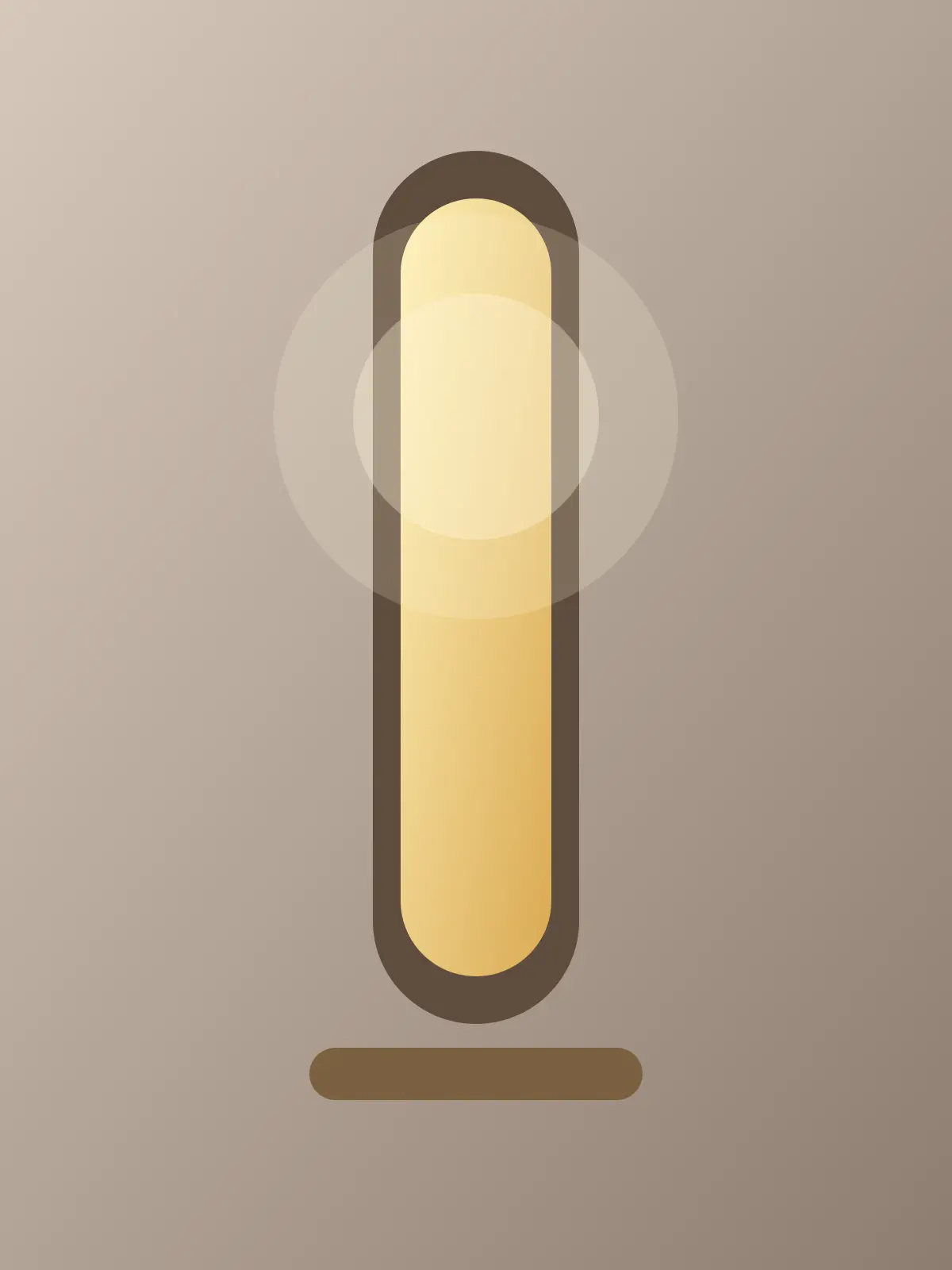 Grafika przedstawia minimalistyczną, pionową ikonę lampy stołowej o wydłużonym, zaokrąglonym kształcie, umieszczoną centralnie w pionowym układzie. Lampa posiada ciepłe, żółto-kremowe wypełnienie z subtelnym gradientem oraz ciemnobrązową obwódkę, która podkreśla jej smukłą sylwetkę. U podstawy znajduje się niewielki, ciemnobrązowy prostokąt o zaokrąglonych rogach, pełniący funkcję stopki. Całość otoczona jest jasnym, kolistym rozmyciem w górnej części, które imituje efekt świecenia światła. Tło obrazu o proporcjach zbliżonych do 3:4 stanowi łagodny gradient w odcieniach szarości i beżu, co nadaje kompozycji nowoczesny oraz estetyczny wygląd.